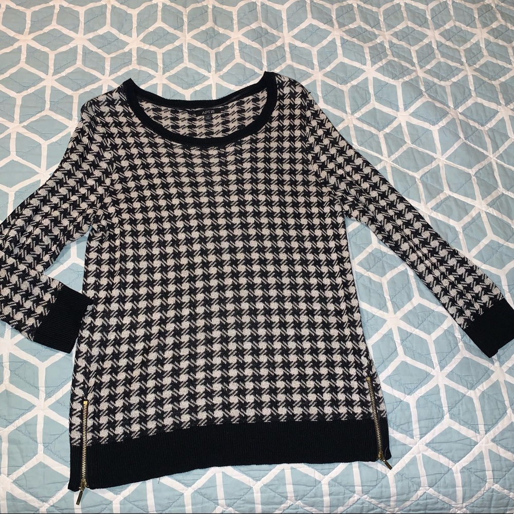 Black white and gold zipper sweater